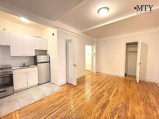2nd image of 155 E 52nd St APT 6E