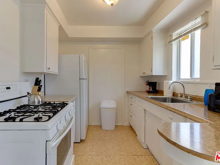 140 S Madison Ave — Photo 10
