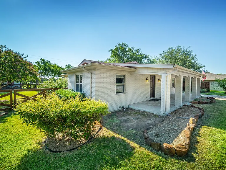 1049 Summerplace Ln — Photo 3