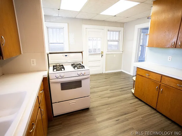 1147 S Florence Ave — Photo 36