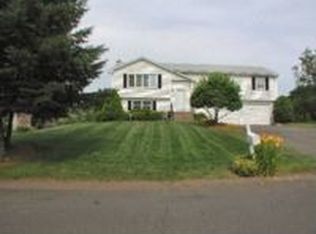 8 Richard Ln, Bloomfield, CT 06002