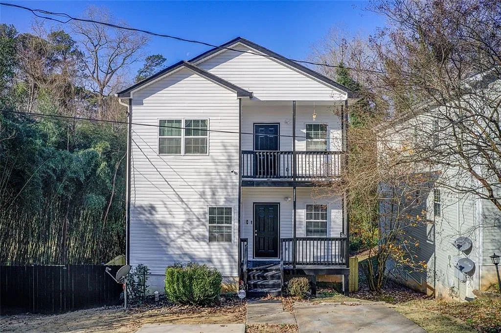 3 bed, 2.0 bath, 2470 sqft, $1,600 — Photo 1