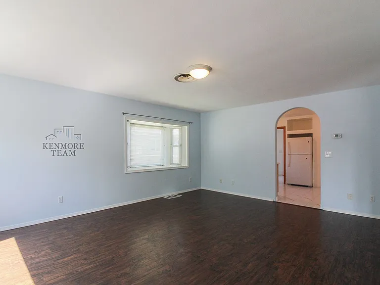 402 Abbot St — Photo 2