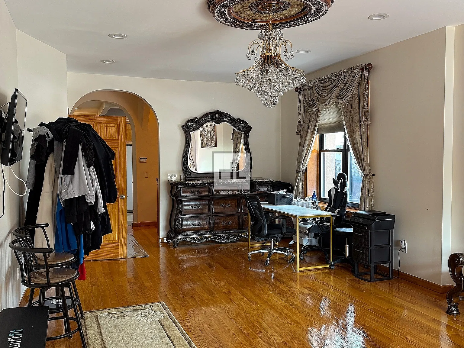 4 bed, 2500 sqft, $5,400 — Photo 2