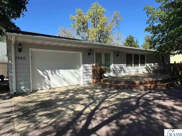 1960 Cottonwood Lake Dr, Windom, MN 56101