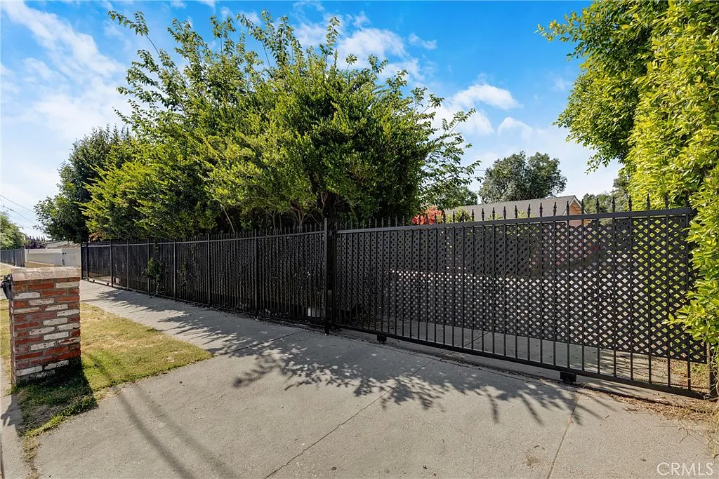 4 bed, 1759 sqft, $4,500 — Photo 2
