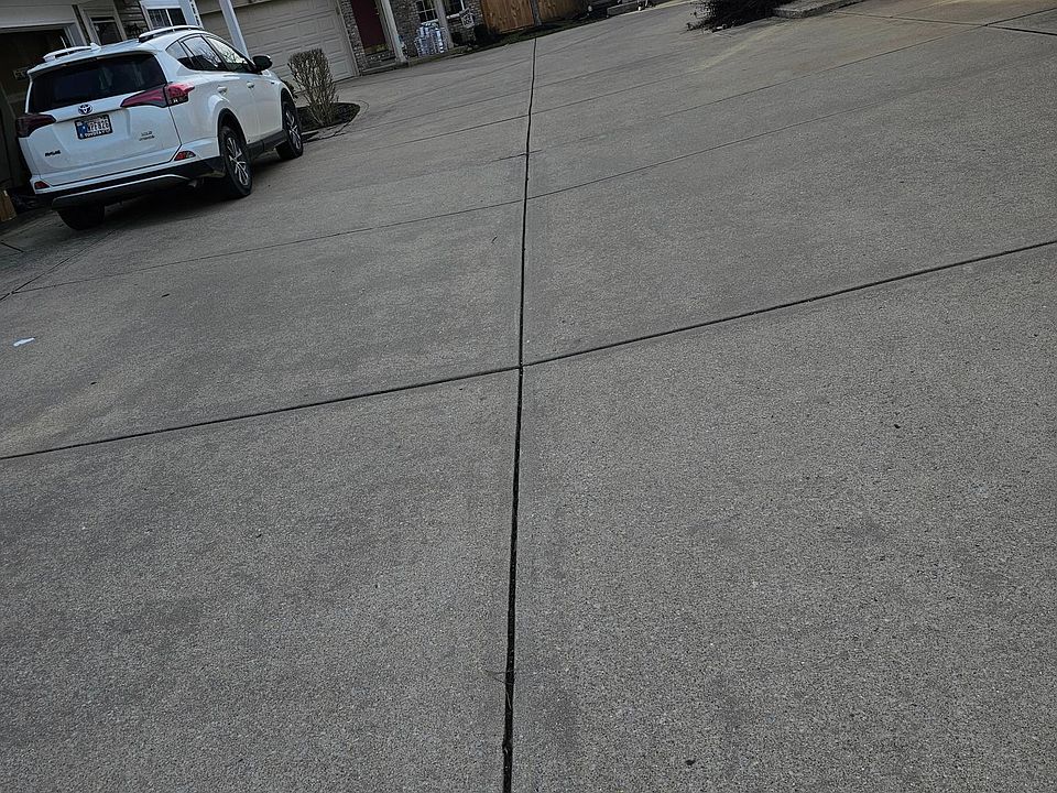1st image of 729 N Luett Ave