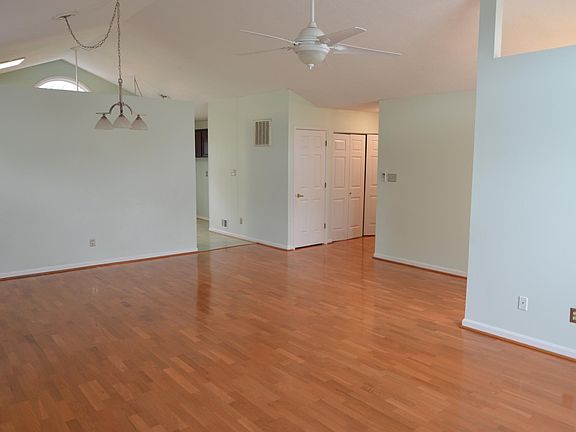 3rd image of 141 Pembridge Dr