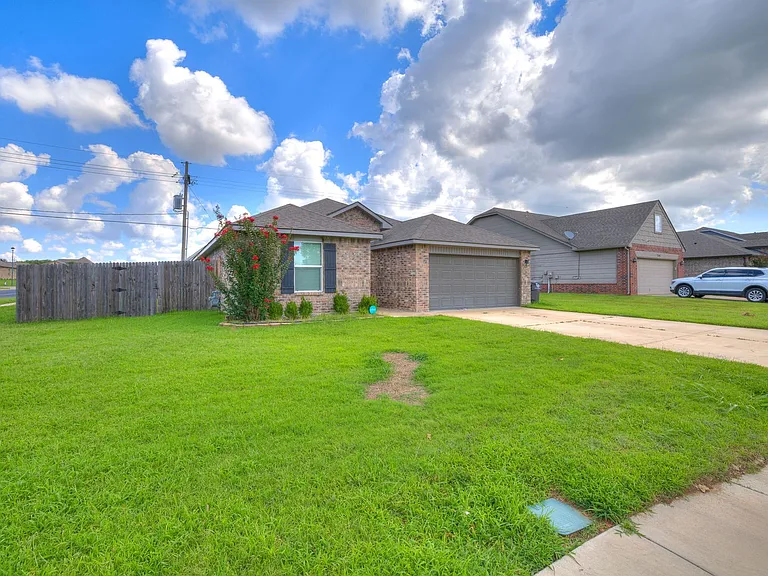 3102 Debbie Ln — Photo 7