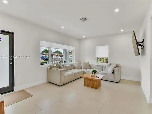 241 W 48th St — Photo 3