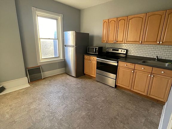 4th image of 220 Bridge St APT 3