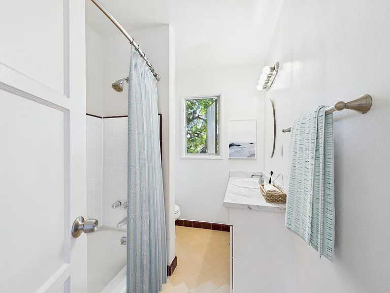 421 San Vicente Apartments — Photo 10