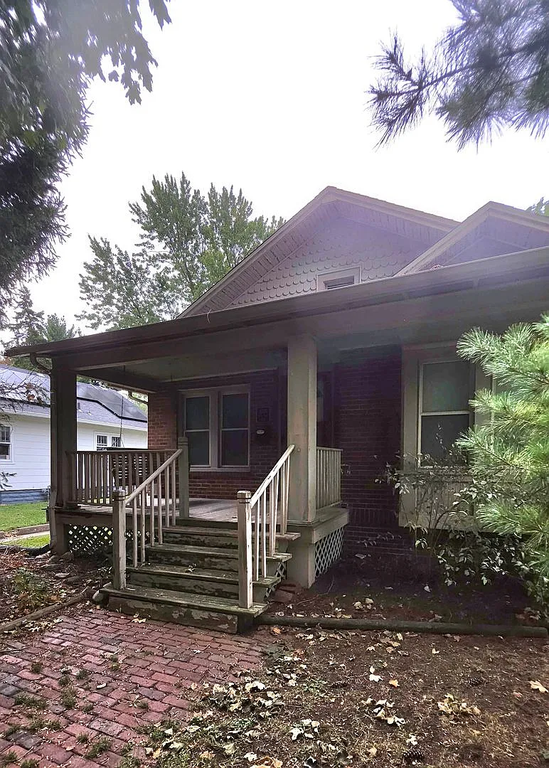 Two Bed Bungalow near Mattis Ave — Photo 1