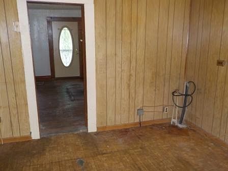 3rd image of 173 Railroad St