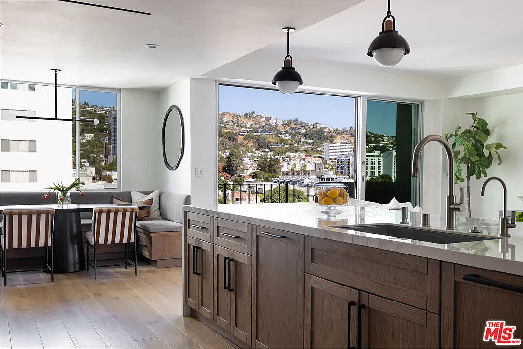 818 N Doheny Dr — Photo 1