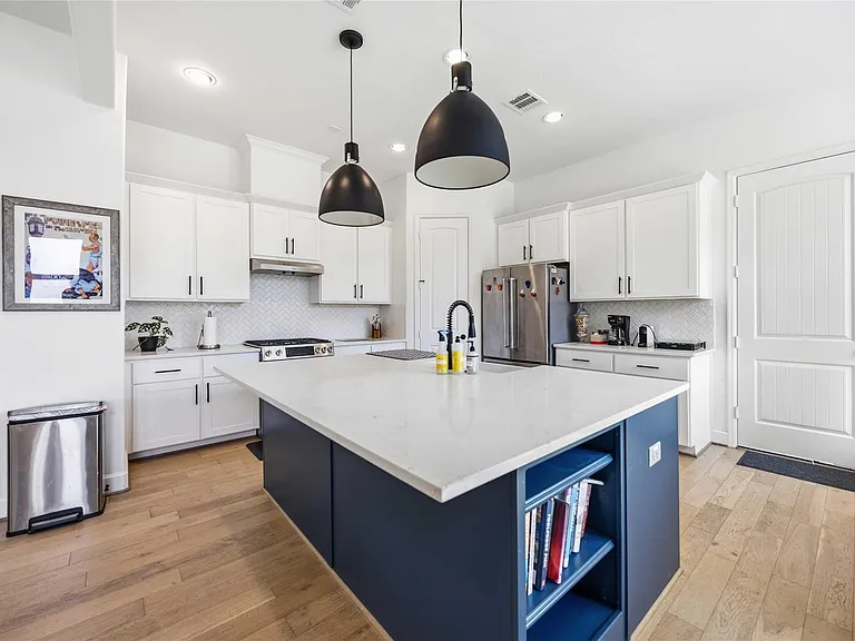 723 W 16th St — Photo 11