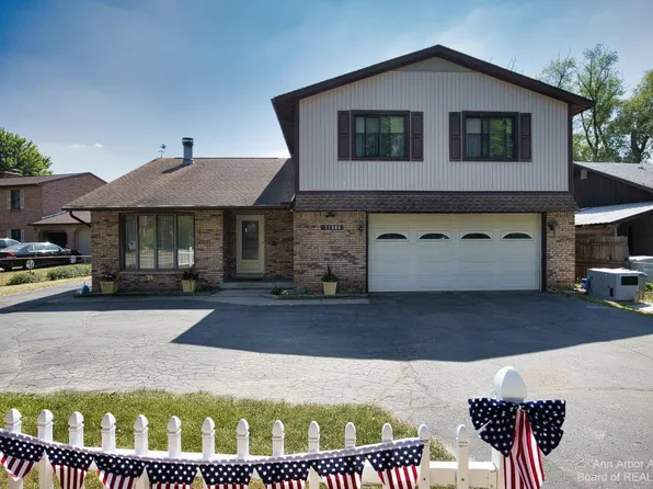 11394 E Shore Dr, Whitmore Lake, MI 48189