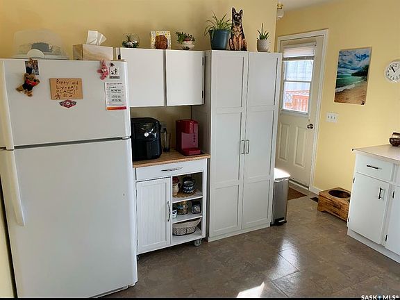 3rd image of 151 6th Ave E