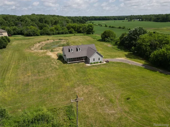 2543 Greenwood Rd, Lapeer MI