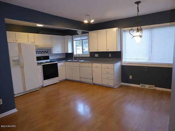 5th image of 1521 Bradford St NE