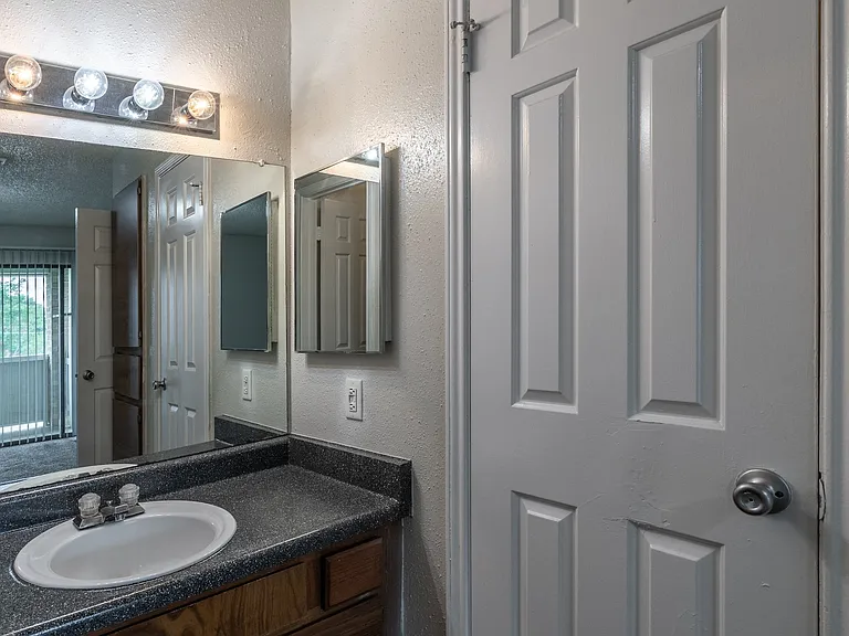 Palisades Park Apartments — Photo 27
