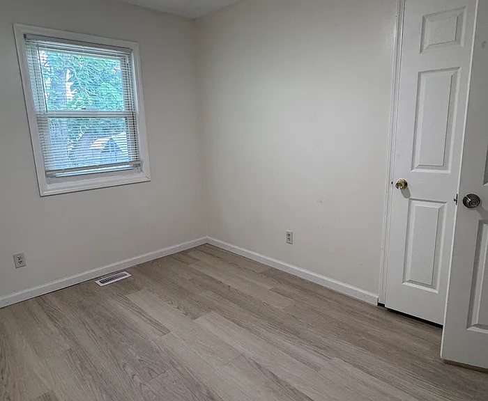 450 Long St #B — Photo 11