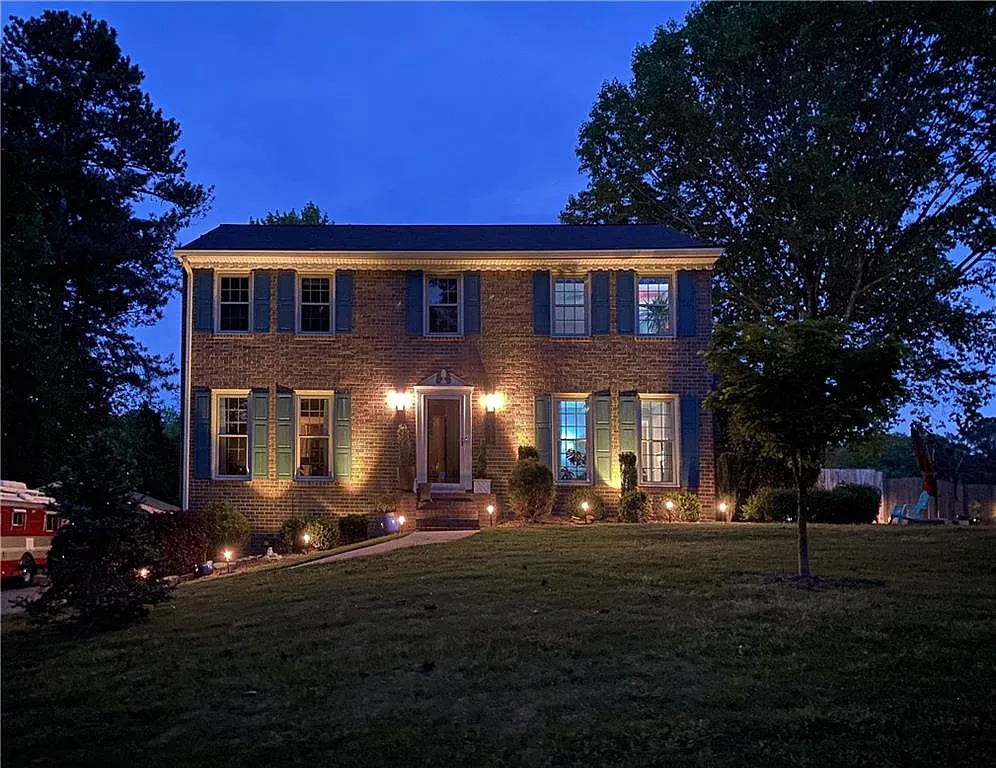 4 bed, 2.5 bath, 2726 sqft, $3,255 — Photo 3