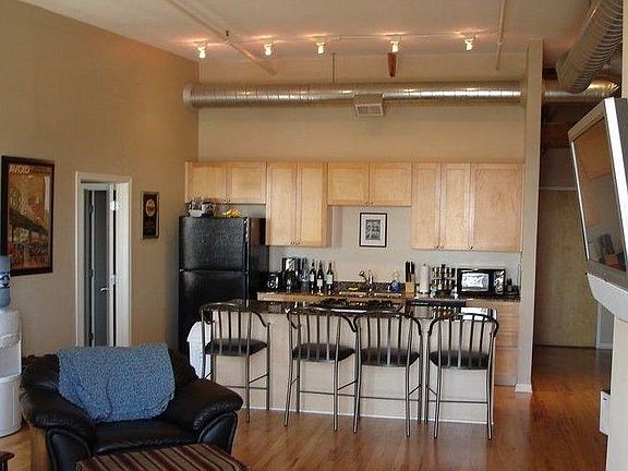 5th image of 1735 W Diversey Pkwy APT 405
