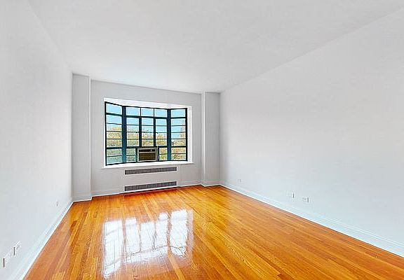 2nd image of 150 Greenway Ter