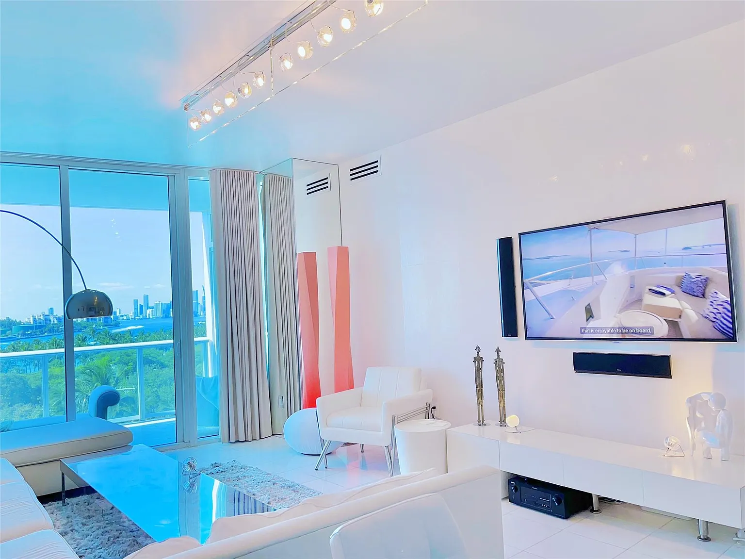 1 bed, 1.5 bath, 1201 sqft, $10,900 — Photo 4