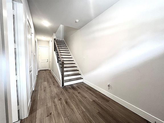 5th image of 8127 Bromley Dr