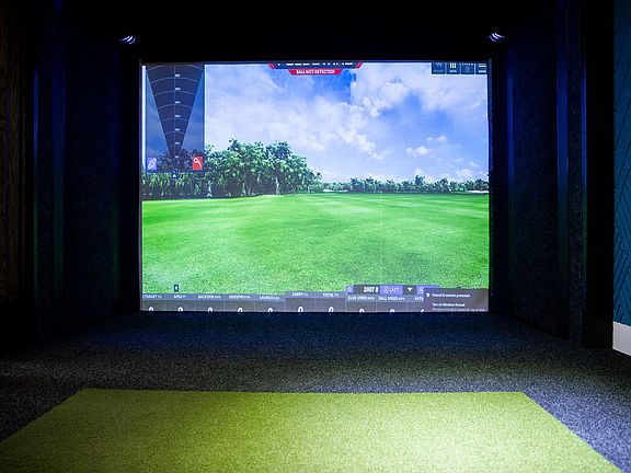 Virtual Golf Experience Room with Realistic Outdoor Course Projection