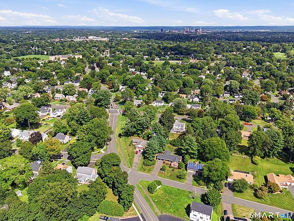 4th image of 8 Fairwood Farms Drive