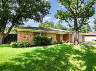 8613 Crestview Dr, Fort Worth, TX 76182