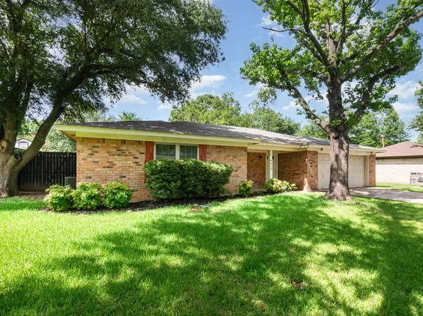 8613 Crestview Dr, Fort Worth, TX 76182