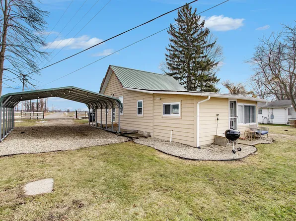 48020 68th St, Hartford, MI 49057