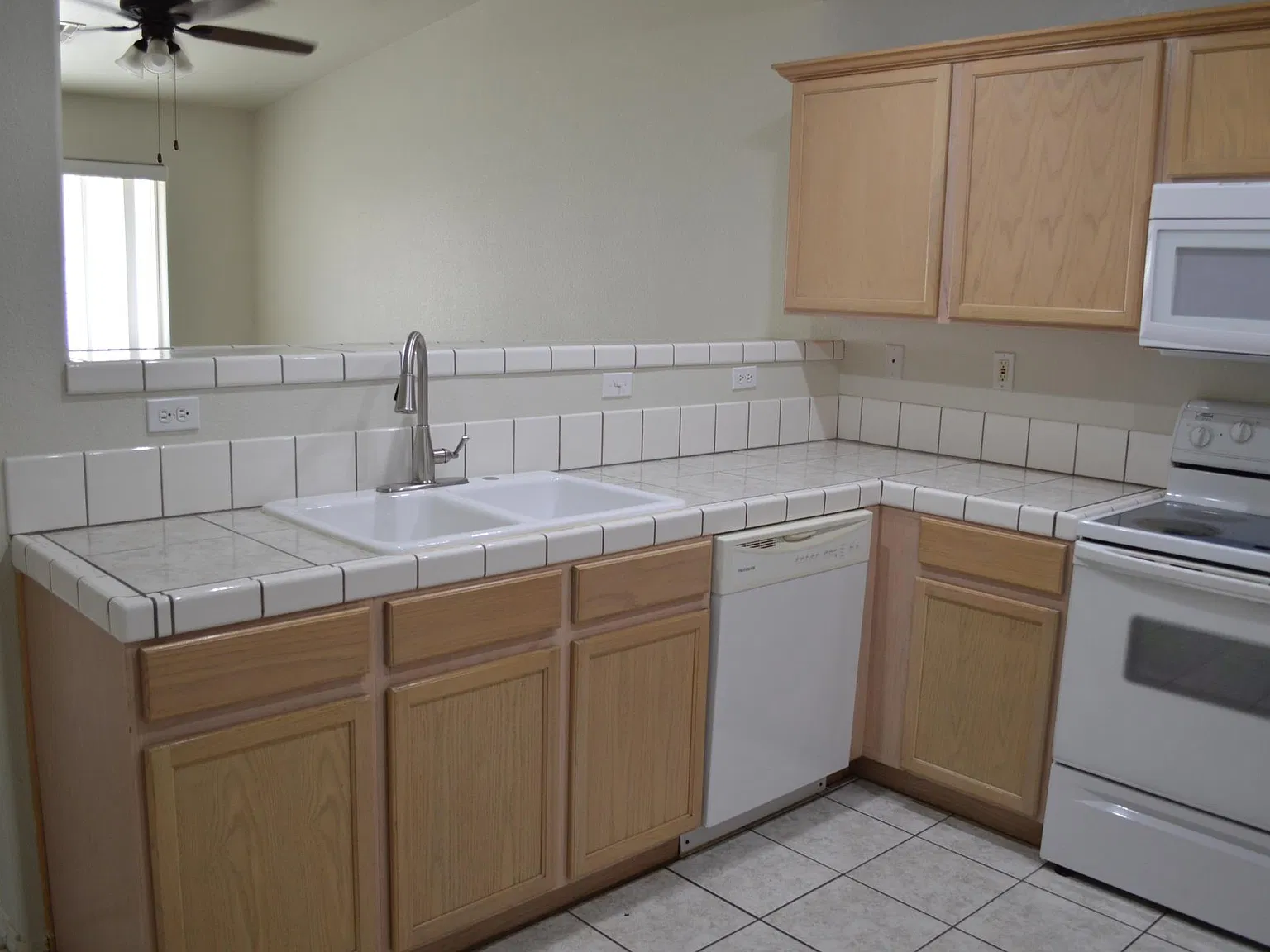 3 bed, 2.5 bath, 1417 sqft, $1,300 — Photo 3
