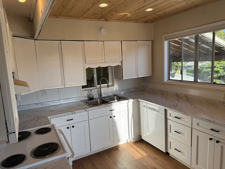 924 E Chelan Ave — Photo 3
