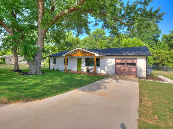 10401 Wolf Creek Dr, Grove, OK 74344