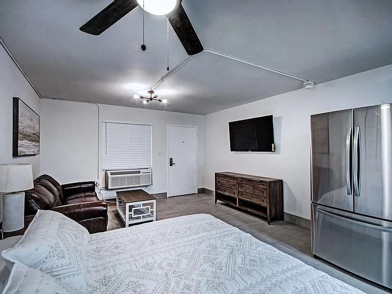 Admiral Apartments — Photo 22