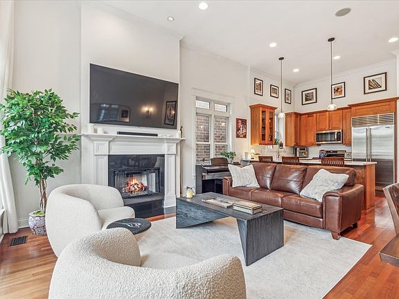 3rd image of 2767 N Kenmore Ave #3
