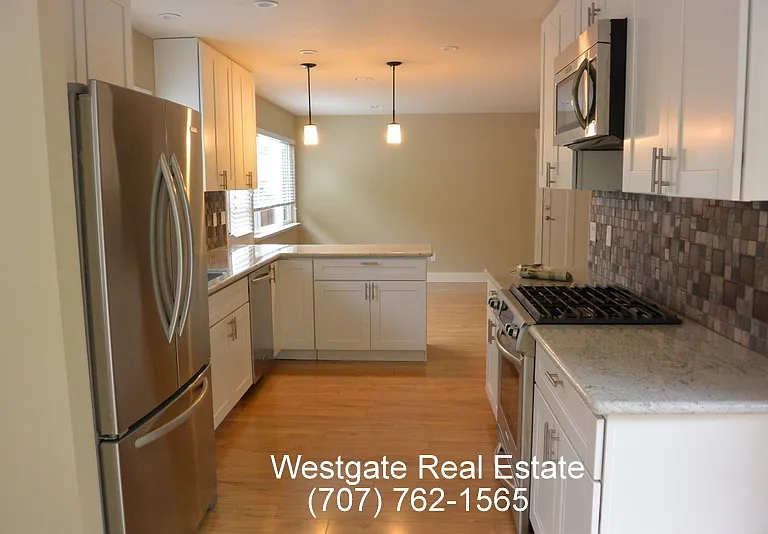 530 Chase St — Photo 6