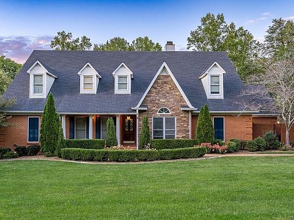 3rd image of 725 Friar Tuck Ln