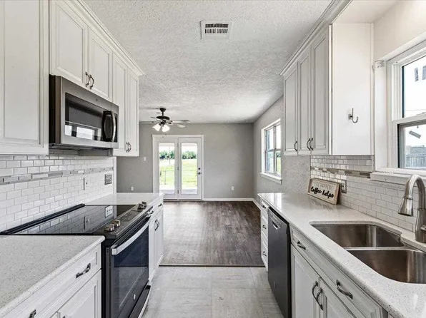 320 NE Angus Pl, Lawton, OK 73507