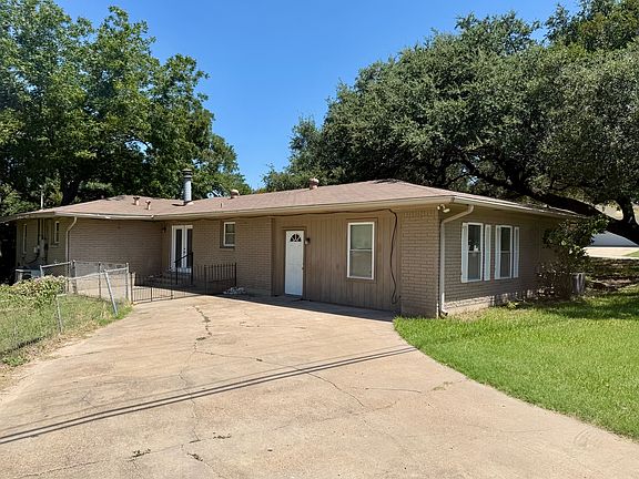 3rd image of 400 White Oak Dr