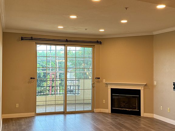 4th image of 12407 Moorpark St APT 201