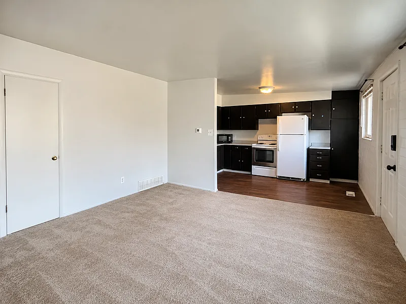 1 bed, 1.0 bath, 750 sqft, $1,090 — Photo 2