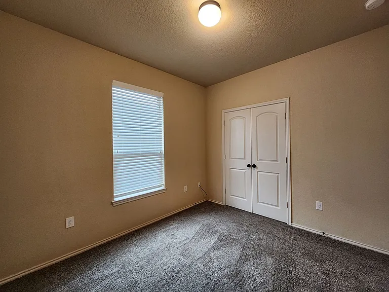 712 Creekside Cir — Photo 23