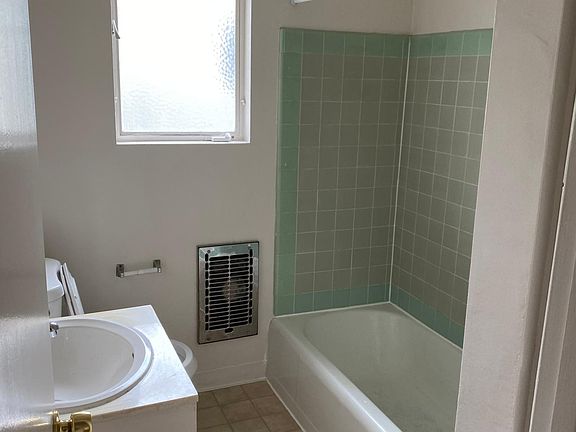 5th image of 3214 S Barrington Ave #H