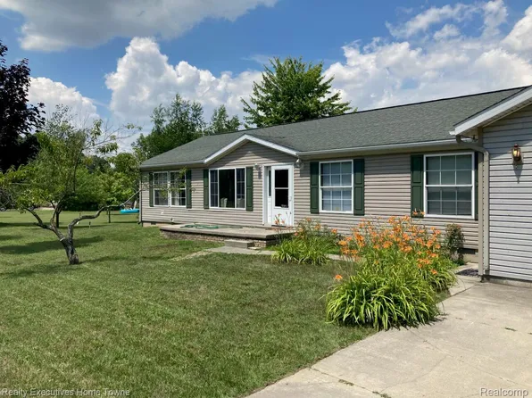 2343 Tia St, Croswell, MI 48422